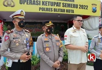 Anggota Komisi III DPR RI Arteria Dahlan Didampingi Kapolres Blitar Kota AKBP Argowiyono Beserta Jajarannya Saat Tinjau Pospam Lebaran Tahun 2022 di  Kota Blitar (foto : Faisal NR / Klikwarta.com)