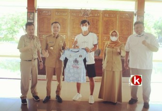Wakil Bupati Blitar Rahmat Santoso (dua dari kiri) Didampingi Asisten dan Kepala OPD Terkait Menyerahkan Jarsey ke Atlet Sepak Bola PSSI Kabupaten Blitar (foto : Crew Klikwarta.com)