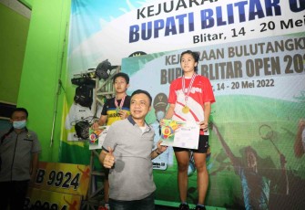 Wakil Bupati Blitar Rahmat Santoso Ketika Serahkan Piagam Penghargaan ke Pemenang Kejuaraan BBO Tahun 2022