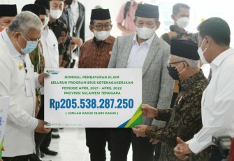 Wapres Ma'ruf Amin Ketika Serahkan Santunan Kematian ke Ahli Waris