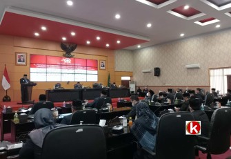 Walikota Santoso Saat Sampaikan Penjelasan Pertanggungjawaban Pelaksanaan APBD Tahun 2021, Propemperda dan Raperda Pengarusutamaan Gender di Sidang Paripurna DPRD Kota Blitar (foto : Faisal NR / Klikwarta.com)