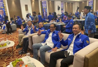 Wakil Ketua DPD PAN Jawa Timur sekaligus Wakil Bupati Blitar Rahmat Santoso (duduk paling kanan) Bersama Pengurus PAN Jawa Timur dan Ketum PAN Zulkifli Hasan