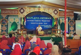 Wakil Bupati Blitar Rahmat Santoso Saat Sampaikan Sambutan dan Motivasi Dihadapan Santri Ponpes Hudatul Muna 2 yang Baru Lulus