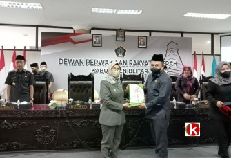 Bupati Blitar Rini Syarifah menyerahkan Dokumen Raperda Pertanggungjawaban Pelaksanaan APBD Kabupaten Blitar Tahun 2021 kepada Wakil Ketua DPRD Kabupaten Blitar M. Rifai (foto : Faisal NR / Klikwarta.com)