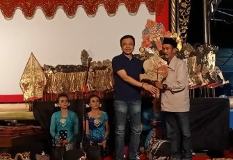 Wakil Bupati Blitar Rahmat Santoso (kiri) Saat Menerima Tokoh Wayang di Acara Pagelaran Wayang Kulit Hiburan Acara Bersih Dusun di Desa Plumbangan, Doko, Kabupaten Blitar.
