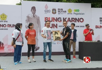Wabup Blitar Rahmat Santoso (tiga dari kiri) Berikan Reward Kepada Pelari Bung Karno Run 2022 (foto : Klikwarta.com)