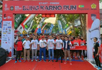 Ketua DPRD Kota Blitar Syahrul Alim (tiga dari kiri) Saat Hadiri Bung Karno Run Tahun 2022