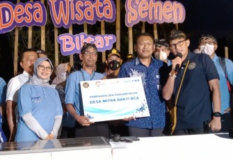 Kepala BCA Cabang Blitar Agus Setyo Budiman (sebelah kanan) Menparekraf Sandiaga Uno Saat Berikan Reward ke Pemangku Desa Wisata Desa Semen Bersama Bupati Blitar Rini Syarifah