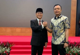 Wakil Bupati Blitar Rahmat Santoso (kanan) Hadiri dan Ucapkan Selamat kepada Yandri Susanto (kiri) Usai Dilantik Jadi Wakil Ketua MPR RI