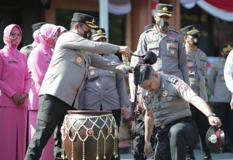 Kapolres Blitar Kota AKBP Argowiyono Siramkan Air Bunga ke Anggota yang Naik Pangkat, ini merupakan Tradisi yang Berlaku di Korps Kepolisian.