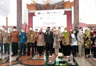 Bupati Blitar Rini Syarifah (tengah, hijab merah) Bersama Ketua DPRD Kabupaten Blitar dan TPAKD Kabupaten Blitar (foto : Faisal NR / Klikwarta.com)