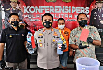 Kapolres Blitar Kota AKBP Argowiyono Didampingi Kasatreskrim Polres Blitar Kota Momon Suwito dan Kasi Humas Polres Blitar Achmad Rochan Menunjukkan Miras Oplosan