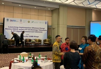 Wabup Blitar Rahmat Santoso (pakai kemeja warna kuning) Saat Bercengkerama dengan Peserta Launching Implementasi Efisiensi Energi di Jakarta
