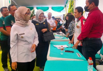Bupati Blitar Rini Syarifah Meninjau Stand Perusahaan Peserta Job Fair Tahun 2022
