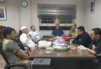 Sejumlah Kader PAN Jawa Timur Hendak Santap Nasi Kebuli Kiriman Wakil Ketua DPW PAN Jawa Timur yang Juga Wakil Bupati Blitar Rahmat Santoso, Peringati HUT PAN ke-24.