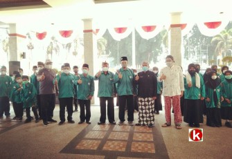 Walikota Blitar Santoso Didampingi Jajarannya Bersama Kafilah Kota Blitar untuk PORSADIN 5 di Kabupaten Bondowoso (foto : Faisal NR / Klikwarta.com) 