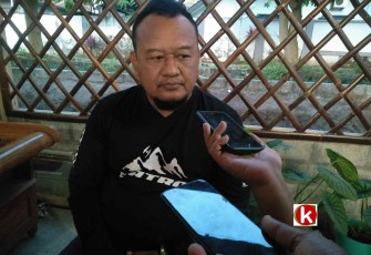 Kepala Desa Karangsono, Kecamatan Kanigoro, Kabupaten Blitar, Tugas Naggolo Yudho Dili Prasetyono (Bagas) saat Dihubungi Awak Media Dalam Konferensi Pers. (foto : Faisal NR / Klikwarta.com)