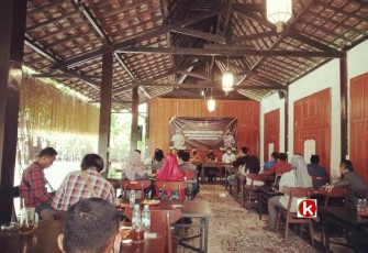 Situasi Pertemuan Kapolres Blitar, Dandim 0808/Blitar, dan Jajaran Pemkab Blitar dengan Mahasiswa yang Akan Demo Tolak Kenaikan Harga BBM (foto : Faisal NR / Klikwarta.com)