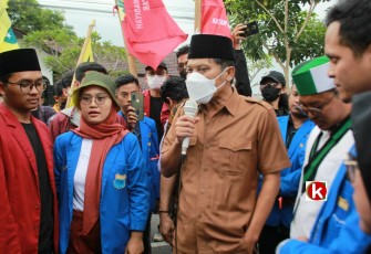 Ketua DPRD Kabupaten Blitar Suwito Saren Satoto Saat Menemui dan Menyampaikan Tanggapannya Terkait Aksi Aliansi Mahasiswa Islam Blitar dalam Penolakan Kenaikan Harga BBM di Jalan Depan Pintu Gerbang Sisi Utara Kantor DPRD Kabupaten pada Kamis, 8 September 2022. (foto : Faisal NR / Klikwarta.com) 