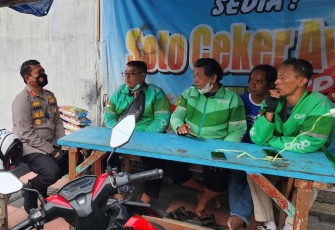 Sejumlah Driver Ojol di Blitar Bercengkerama dengan Kapolres Blitar Kota AKBP Argowiyono Saat Mampir di Markas Ojol Usai Ditengah Patroli