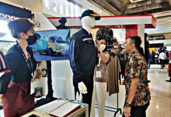 Wakil Bupati Blitar Rahmat Santoso Saat Meninjau Produk Dalam Negeri di Acara Business Matching Tahap IV dan Diberikan Penjelasan oleh Petugas Stand