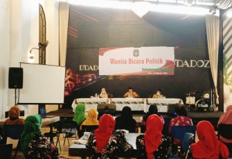 Walikota Santoso Ikut Diskusi bersama Perempuan-perempuan Kota Blitar Dalam Acara Wanita Bicara Politik (foto : Faisal NR / Klikwarta.com)