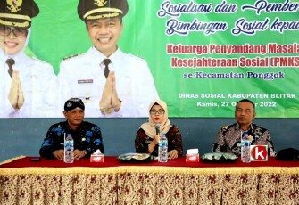 Bupati Blitar Rini Syarifah Berikan Sosialisasi kepada Keluarga PMKS