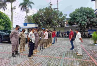 Aparat dari Satpol PP Pemkab Blitar bersama Bea Cukai Blitar Apel Operasi Gabungan Gempur Rokok Ilegal