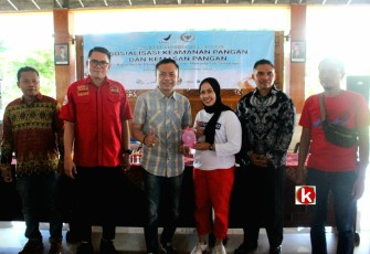 Wabup Blitar Rahmat Santoso Berikan Cinderamata Kepada Peserta Sosialisasi (foto : Faisal NR / Klikwarta.com)