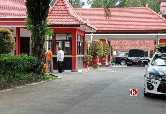 Suasana Rumah Dinas Walikota Blitar Tampak Dari Halaman Depan, Petugas Kepolisian Juga Terlihat Seusai Melakukan Olah TKP (foto : Faisal NR / Klikwarta.com)