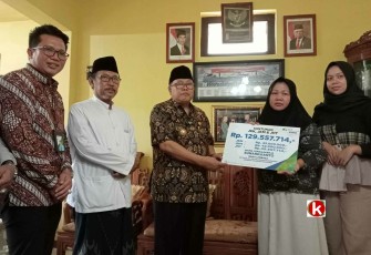 Walikota Blitar Santoso bersama Kepala BPJS Ketenagakerjaan Cabang Blitar Salurkan Jaminan Perlindungan Ketenagakerjaan kepada keluarga Peserta BPJS Ketenagakerjaan (foto : Faisal NR / Klikwarta.com)