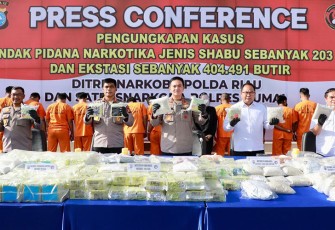 Kapolda Riau Irjen Moh Iqbal didampingi Dir Narkoba, Dir Intelkam, Kabid Humas, Kabid Propam dan Kapolres Dumai pada konferensi pers yang digelar dihalaman mapolda Riau pada Senin sore (19/9/2022).