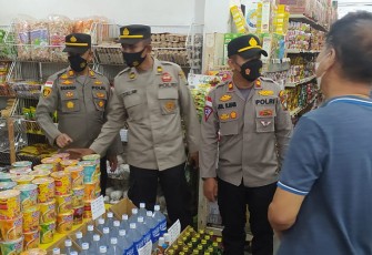 Polsek Bintan Timur Polres Bintan saat Pantau Ketersedian Bahan Pokok di Pasar
