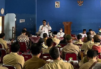 Ketua DPD II Partai Golkar Karanganyar, Ilyas Akbar Almadani (berdiri kemeja putih), saat acara Serap Aspirasi bersama masyarakat di Kecamatan Gondangrejo, Kabupaten Karanganyar.