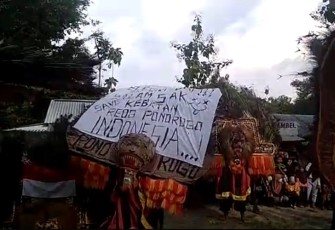Ratusan seniman Reog menggelar aksi protes atas rencana Malaysia yang akan mendaftarkan Reog ke UNESCO.