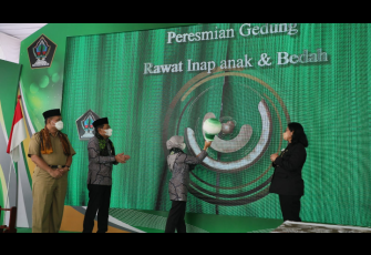 Direktur RSUD Ngudi Waluyo dr. Endah Woro Utami (paling kanan) Dampingi Bupati Blitar Resmikan Gedung Rawat Inap Anak dan Bedah