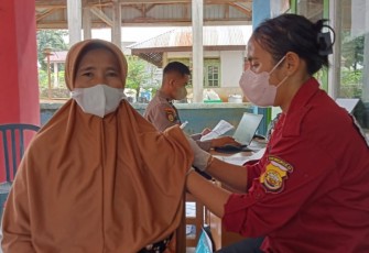 Polres BU saat layani masyarakat vaksin