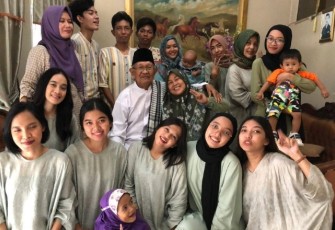 Berfoto bersama keluarga saat lebaran (sumber foto : dokumentasi pribadi)