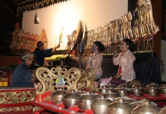 Suasana Pentas Seni Wayang Kulit. Sumber: Damarinfo