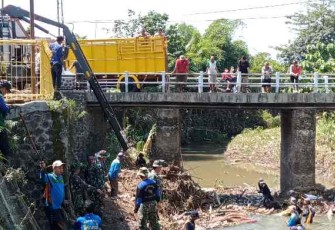 Pembersihan sampah dibawah jembatan Desa Sidokerto