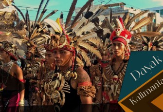 Warga Adat Dayak. *(Foto: kalbarterkini.com)