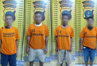 Pelaku Pencurian Besi Bantalan Rel Kereta saat diamankan