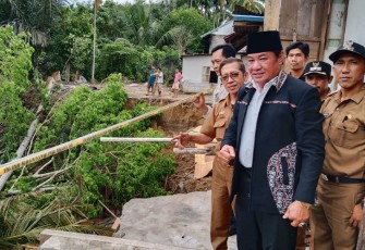 Wagub Bengkulu Rosjonsyah meninjau longsor di desa Lubuk Gedang kecamatan Lubuk Pinang kabupaten Mukomuko, Senin 3/10/2022