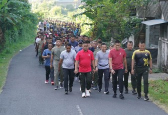  Pangdam IX/Udayana bersama para Pejabat Utama dan para Pamen Kodam IX/Udayana serta Prajurit Yonzipur 18/YKR saat jalan santai dengan titik start dan finish di Markas Komando Yonzipur 18/YKR, Kabupaten Gianyar, pada Selasa (13/12/2022).