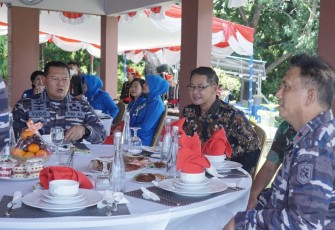 Wakil walikota Bitung bersama Kasal dan jajaran TNI AL