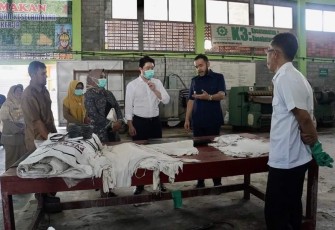 Wali Kota Padang Panjang memperkenalkan sejumlah produk unggulan Kota Padang Panjang kepada pengusaha Korea Selatan Stephen Park Junghyun.