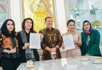 Penandatanganan MoU antara founder DeBS Dewi Puspa dengan Krisdayanti, di Jakarta, Selasa (6/12/22).
