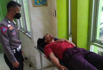 Satlantas Polres Pandeglang saat Evakuasi Korban Laka Motor ke Pukesmas terdekat