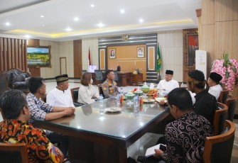 Gubernur Bengkulu Rohidin saat terima audiensi Kepala SPN Polda Bengkulu dan Perangkat Desa Wisata Belitar Seberang Kabupaten Rejang Lebong, di Ruang Kerja Gubernur Bengkulu, Rabu (13/07).