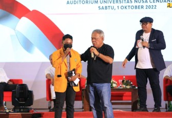 Menteri Basuki saat bercengkrama dengan salah satu mahasiswa 